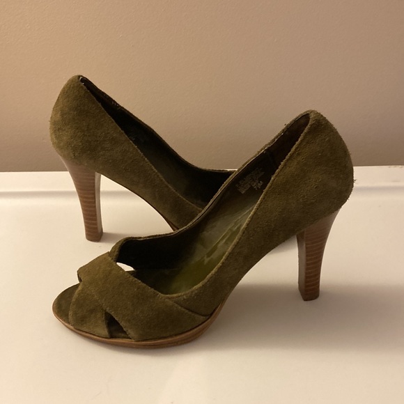 Bandolino peep toe heel in green suede size 7 1/2 - Picture 2 of 4